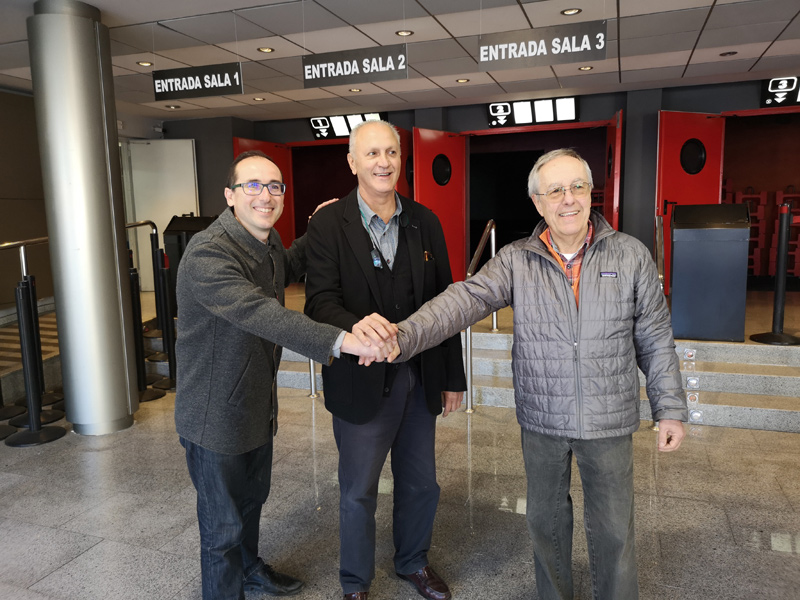 L'alcalde, amb el representant de Picking, Víctor Lafuente, i del propietari del cine, Francesc Xarnach. (Foto: Ajuntament de Palamós).