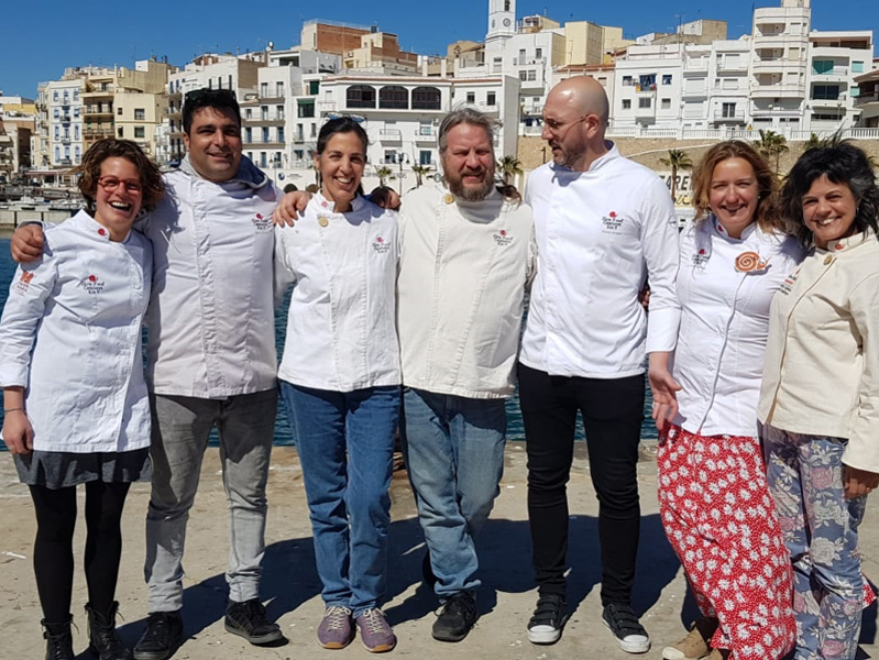 La cuinera de La Barberia, Berta Costa, a l'esquerra, amb els altres cuiners reconeguts, al moll de l'Ametlla de Mar.