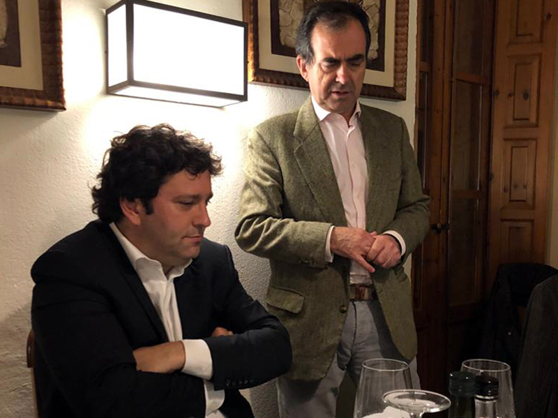 Marc Gafarot, a l'esquerra, durant la xerrada que es va fer al restaurant l'Arcada de Palamós. (Foto: SomAra Palamós i Sant Joan).