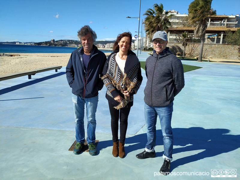 Miquel Farrés, Judith Hidalgo i Joan Mateu, membres de l'entitat Run Woman Run, aquest matí a la placeta d'Es Monestrí.