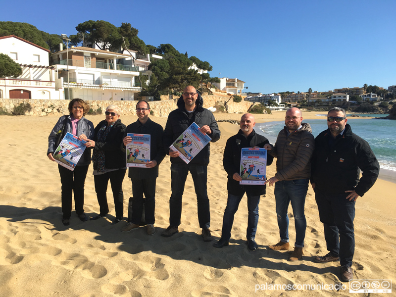 La presentació de l'Oncoextreme s'ha fet aquest matí a la platja de La Fosca.