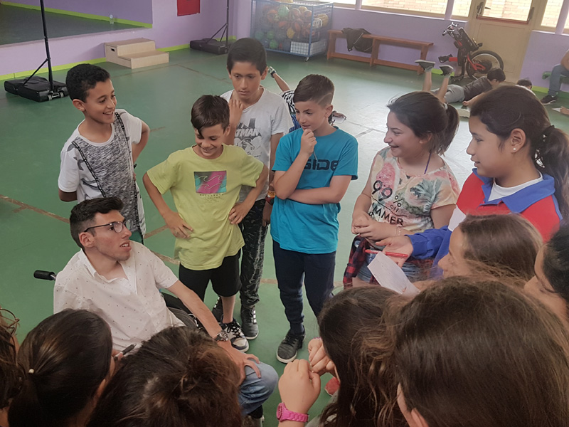 En Boris Tosas, encarregat del taller d'avui, explicant la seva discapacitat als nens i nenes del Vila-romà.