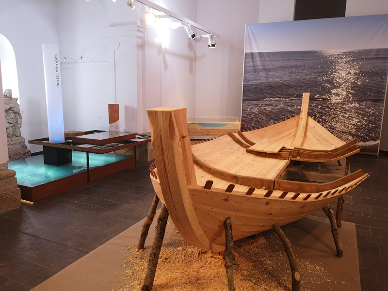 Imatge d'una part de l'exposició Navegants d'aiguamolls' que es mostra a la Capella del Carme. (Foto: Ajuntament de Palamós).