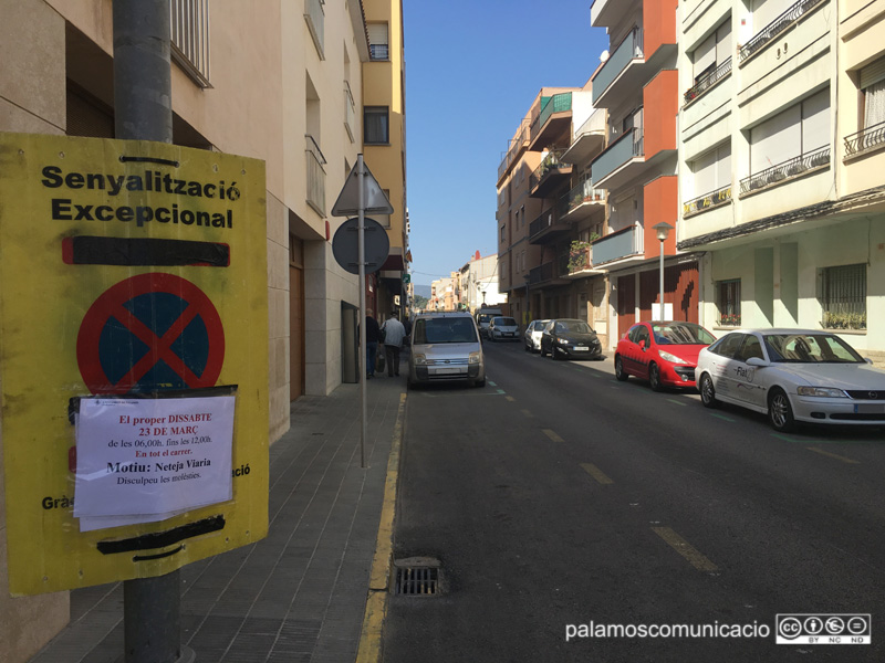 Senyalització al carrer de López Puigcerver informant que demà s'hi farà una neteja intensiva.