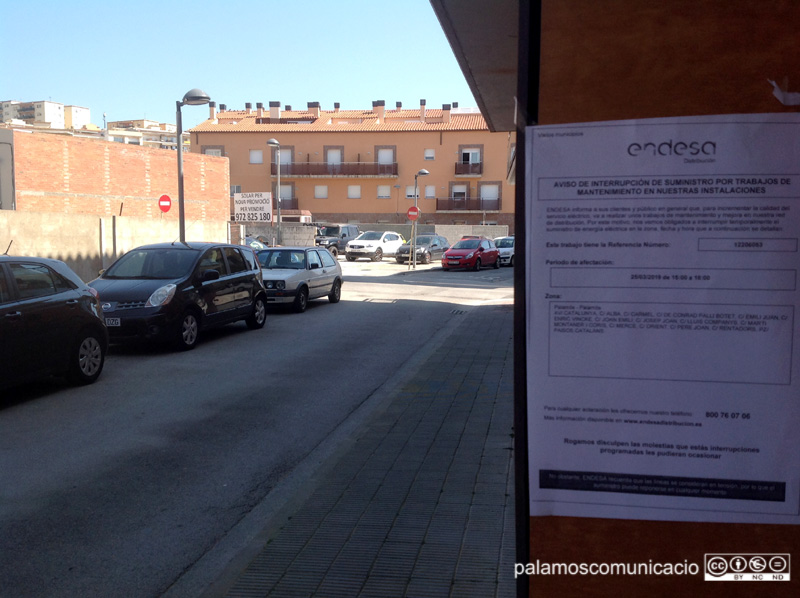 Notificació del tall de llum per part de la companyia Endesa, en un carrer de Palamós.