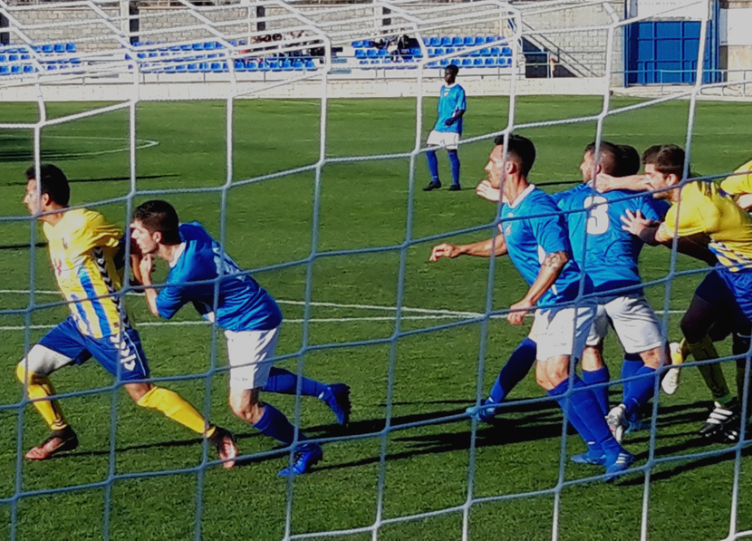 Un instant del partit entre Palamós i Lloret, del passat diumenge. (Foto: Sergi Cortés).