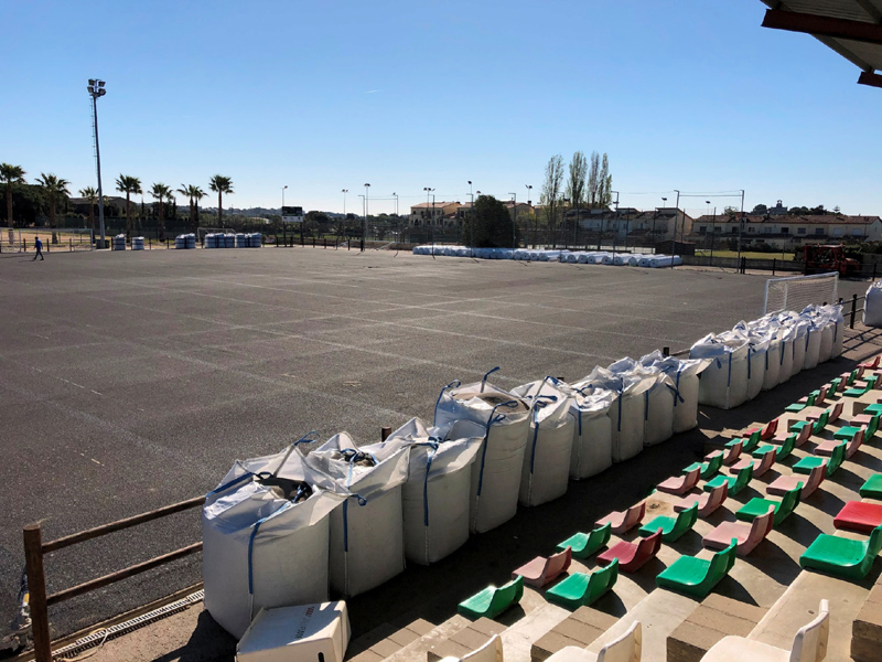 Ja han començat els treballs per canviar la gespa del camp de futbol de Calonge. (Foto: Ajuntament de Calonge i Sant Antoni).
