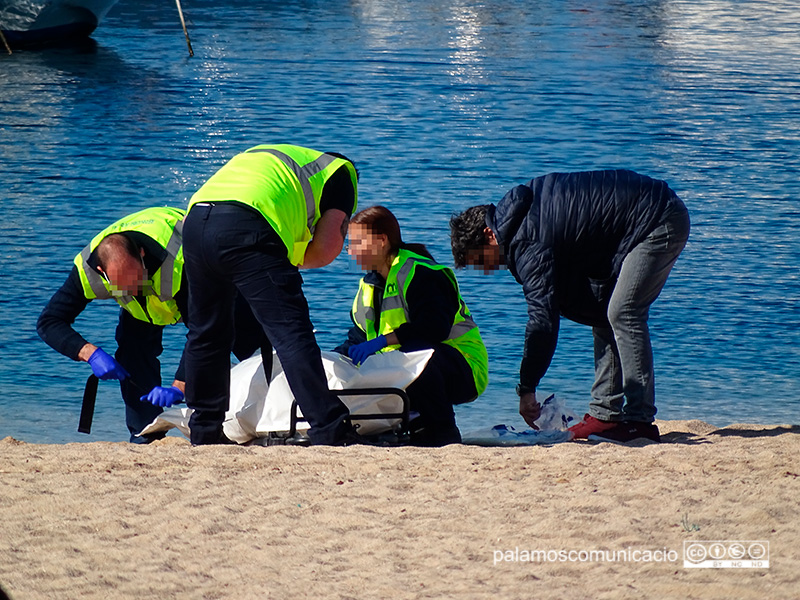 Imatge del moment de l'aixecament del cadàver, aquest matí a la platja Gran de Palamós.