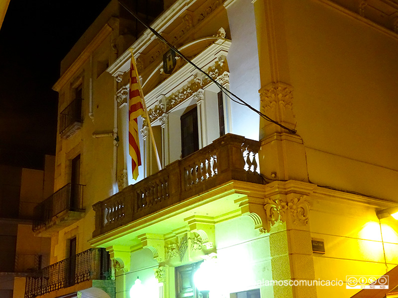 La façana de l'Ajuntament de Palamós, ahir al vespre, ja sense la pancarta de llibertat pels presos polítics.