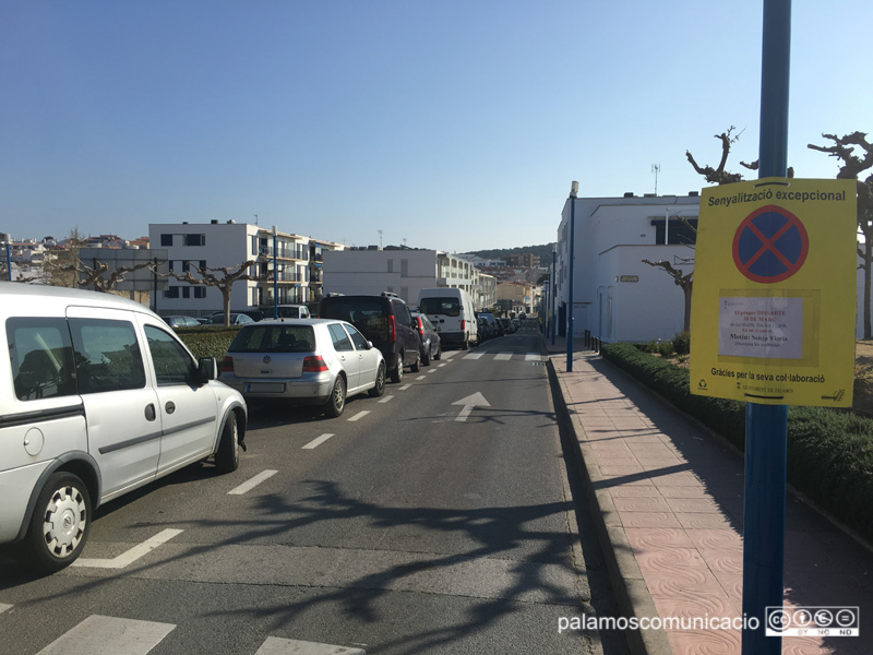 Senyalització al carrer del Convent dels Agustins informant que demà s'hi farà una neteja intensiva.