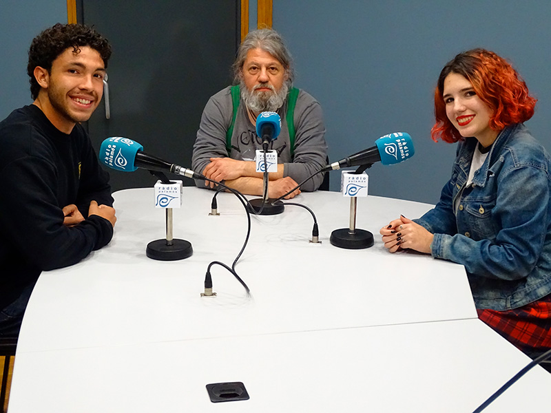 Pere Deulofeu, Marc Boix i Mar Caulas, de Gespa, a l'espai de Ràdio Palamós 'Fila Zero'.