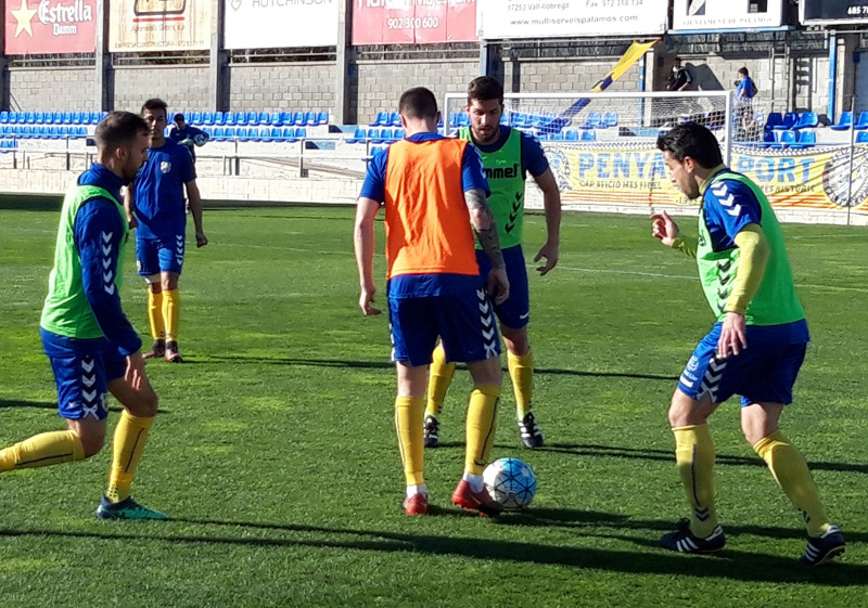 Jugadors del Palamós entrenant abans del partit de diumenge passat contra el Lloret. (Foto: Sergi Cortés).