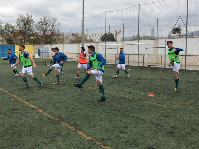 Jugadors del Palamós escalfant abans del partit d'ahir. (Foto: Palamós CF twitter).