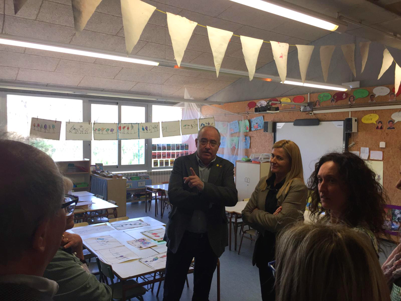 El conseller d'Educació, Josep Bargalló, va visitar divendres les escoles de Palamós, entre elles el Vila-romà. (Foto: Marc Sáez).