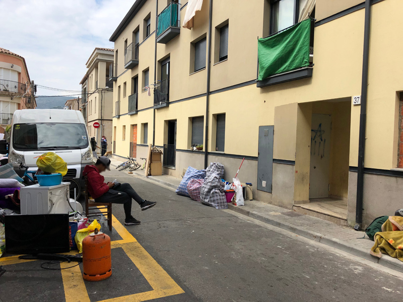 El desallotjament es va fer ahir al matí, en un bloc entre els carrers d'Enric Lluís Roura i de La Sala. (Foto: Ajuntament de Calonge i Sant Antoni).