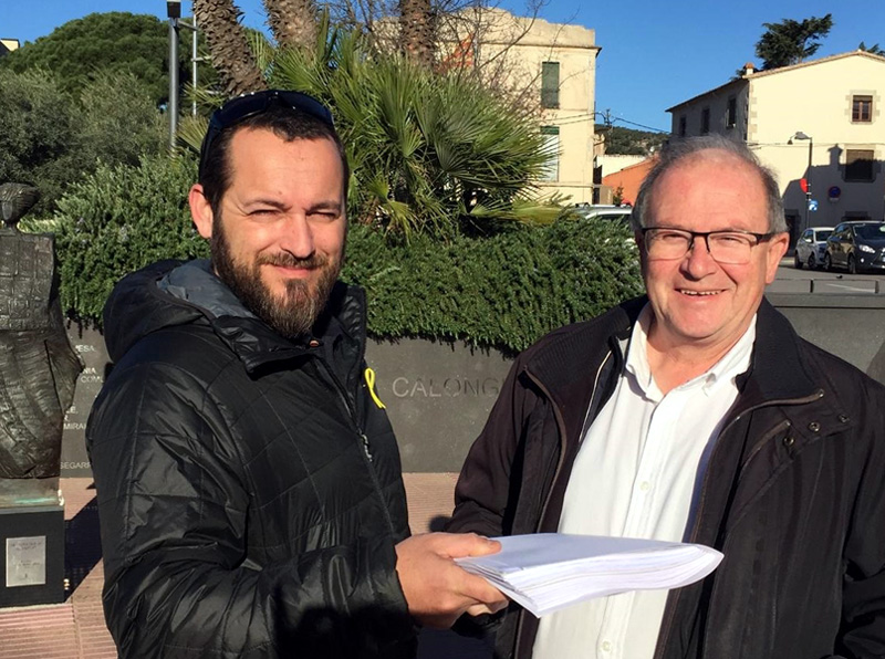 El candidat d'ERC a les municipals, Miquel Bell-lloch, i el portaveu del partit a l'Ajuntament, Martí Fonalleras, amb les signatures.