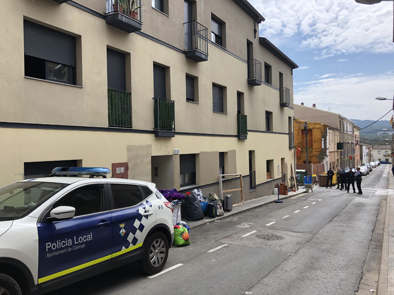El desallotjament es va fer dimarts al matí, en un bloc entre els carrers d'Enric Lluís Roura i de La Sala. (Foto: Ajuntament de Calonge i Sant Antoni