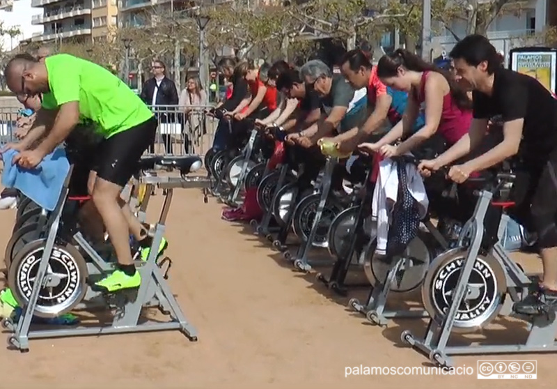 Imatge d'arxiu d'activitat esportiva al passeig amb 'A l'abril, cuida't amb salut'.