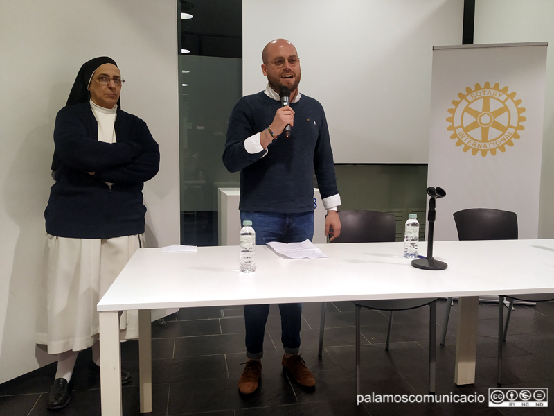 Sor Lucía Caram i Raimon Trujillo, presentador de l'acte, divendres a la biblioteca.