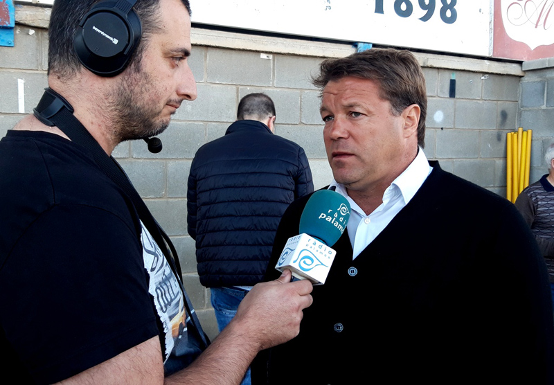 Javi Salamero, atenent el narrador dels partits del Palamós, Javi Bujer. (Foto: S. Cortés).