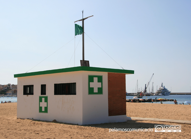 Caseta de socors a la platja Gran de Palamós.