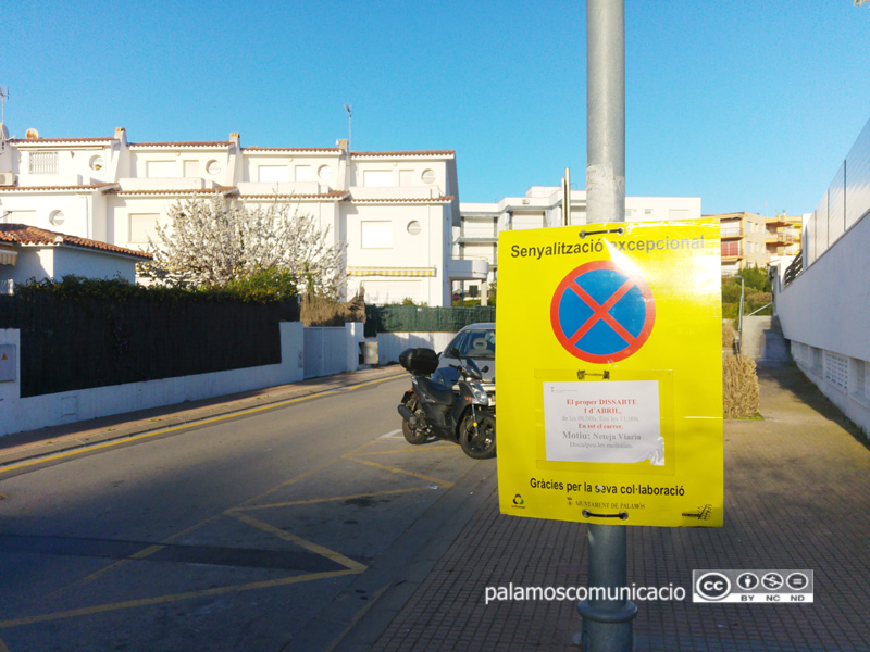 Senyalització al carrer de Garbí informant que demà s'hi farà una neteja intensiva.