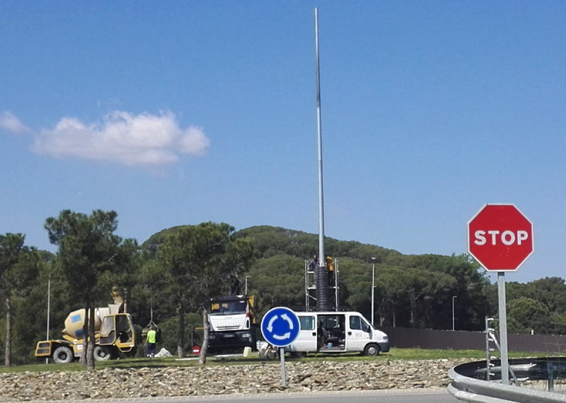 El pal, reforçat, a la rotonda del Mas Gorgoll. (Foto: TC).