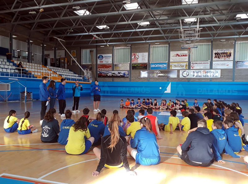 Xerrada tècnica en l'inici, ahir, del Campus de Bàsquet de Setmana Santa. (Foto: CE Palamós).