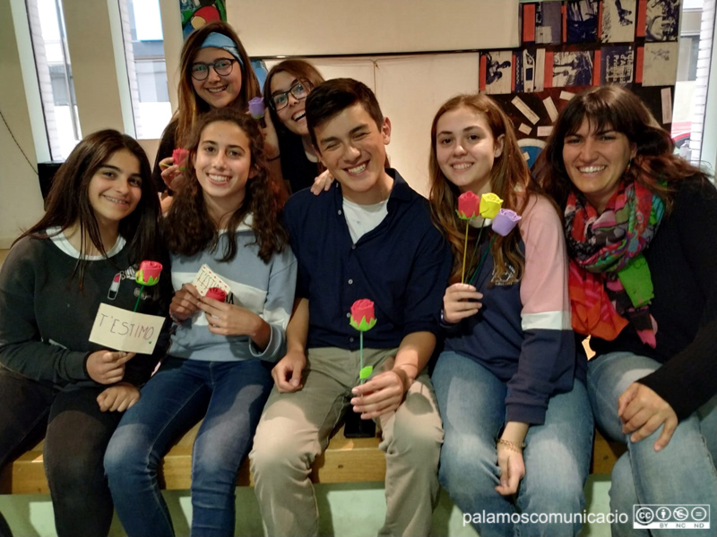 Participants del taller 'Crea la teva rosa'.