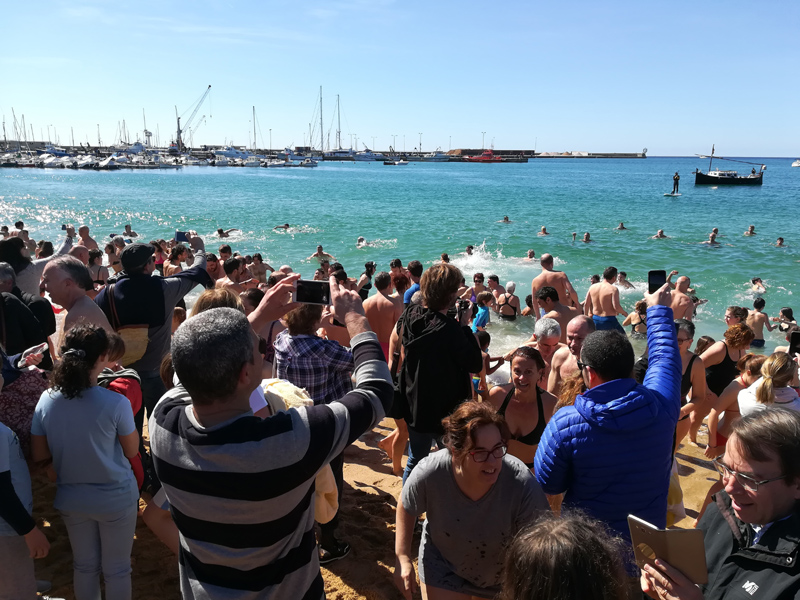 Els més valents desafien la baixa temperatura de l'aigua al 'Primer bany de l'any'. (Foto: Ajuntament de Palamós).