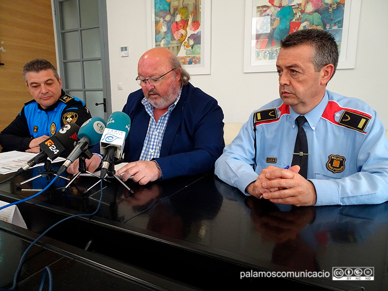 L'alcalde Jordi Soler, amb autoritats policials, aquest matí en roda de premsa.