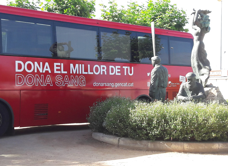 La unitat mòbil del Banc de Sang no al costat del monument a la gent gran sinó a l’accés de l’aparcament de la platja Gran.