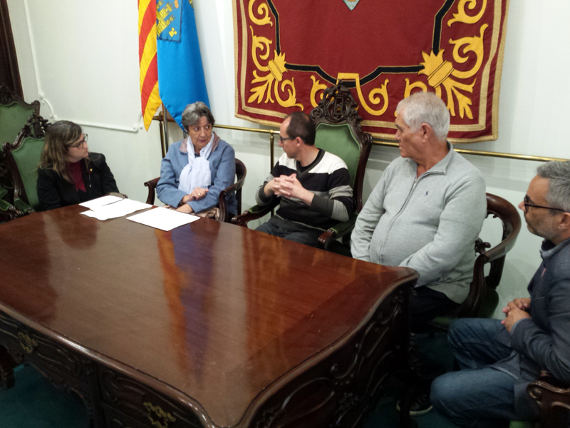 Montserrat Capdevila, segona per l'esquerra, besneta de Fàbrega i Pou, en l'acte que es va fer a la sala Noble de l'Ajuntament. (Foto: Ajuntament de P