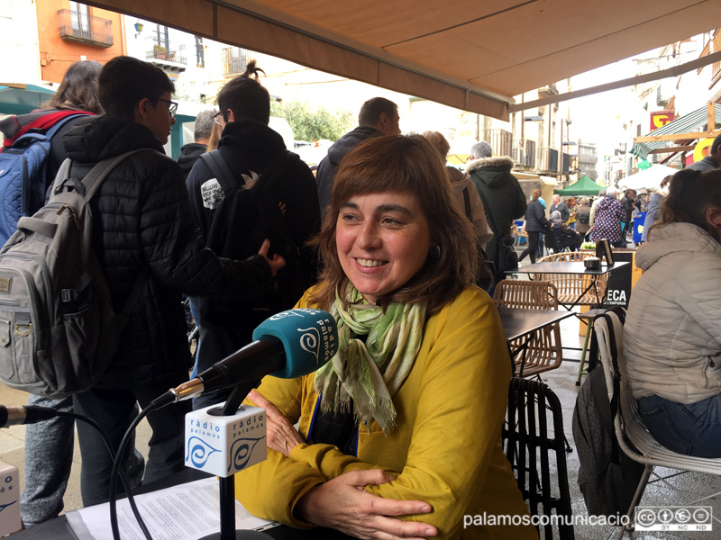 La directora de la Biblioteca, Susana Requena, durant el programa especial al carrer per Sant Jordi.