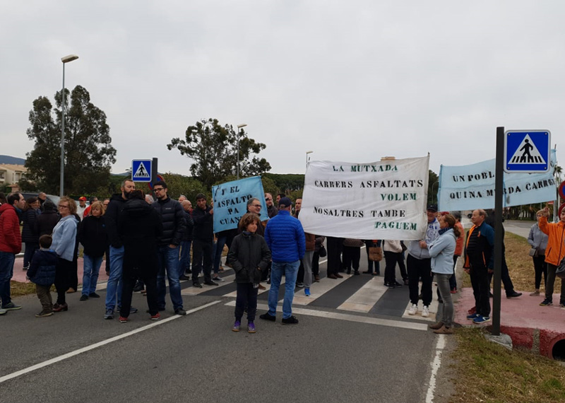 Veïns del sector de la Mutxada, manifestant-se aquest passat dissabte.