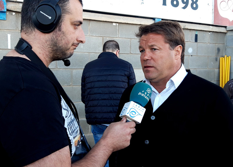 Javi Salamero, en la imatge entrevistat per Javi Bujer, ja no és l'entrenador del Palamós CF.