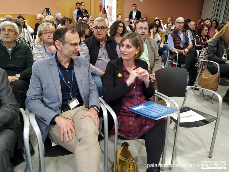 Alba Vergés, amb el gerent de SSIBE, el doctor Xavier Pérez, durant la presentació del llibre de Gabriel Martín.