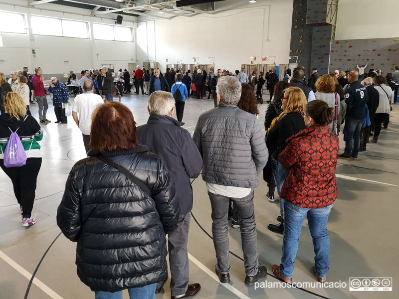 Llargues cues per votar ahir a la Nau dels 50 metres.