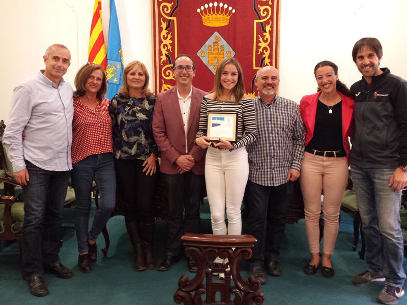 Marta Galló, acompanyada de familiars, amics i autoritats municipals. (Foto: Ajuntament de Palamós).