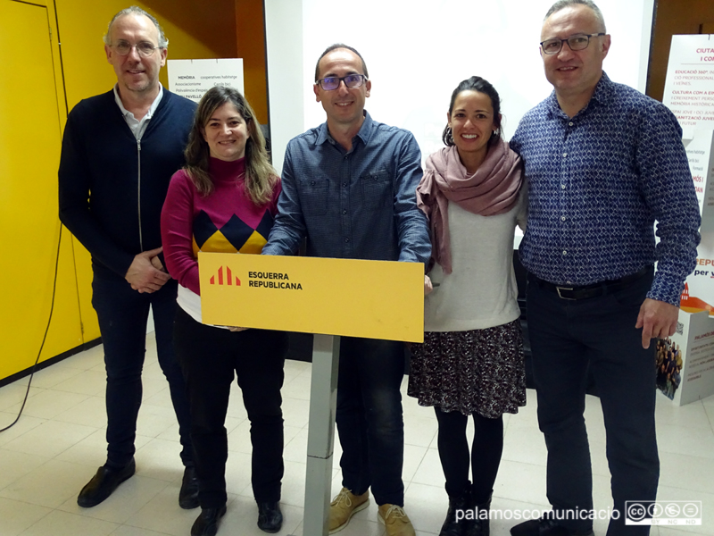 Cinc representants de la candidatura d'ERC al municipi. (Foto: ERC Palamós-Sant Joan).