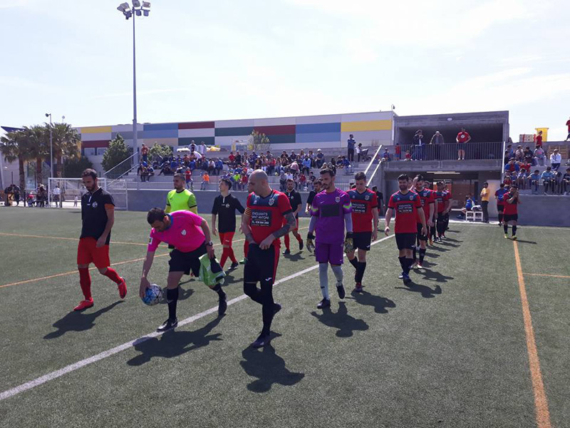 Els jugadors de Sant Antoni i Calonge, sortint al camp. (Foto: Sergi Orduña).