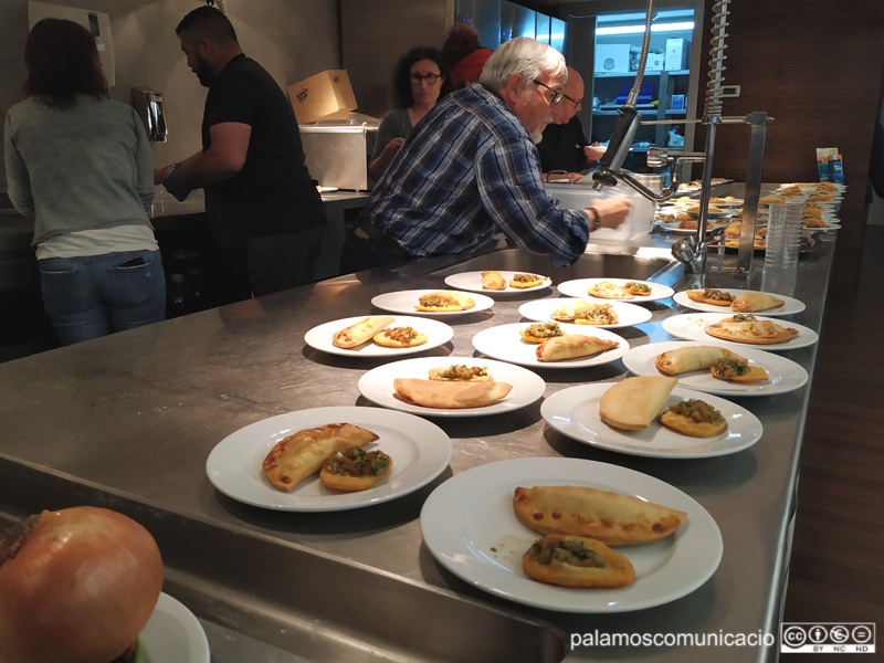 Empanades xilenes, a punt de ser degustades.