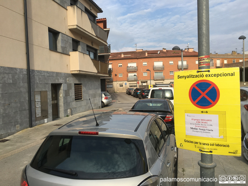 Senyalització al carrer de Conrad Pallí i Batet informant que demà s'hi farà una neteja intensiva.
