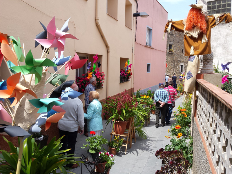 Les cases i els carrers de Sant Joan llueixen guarnides de decoració floral.