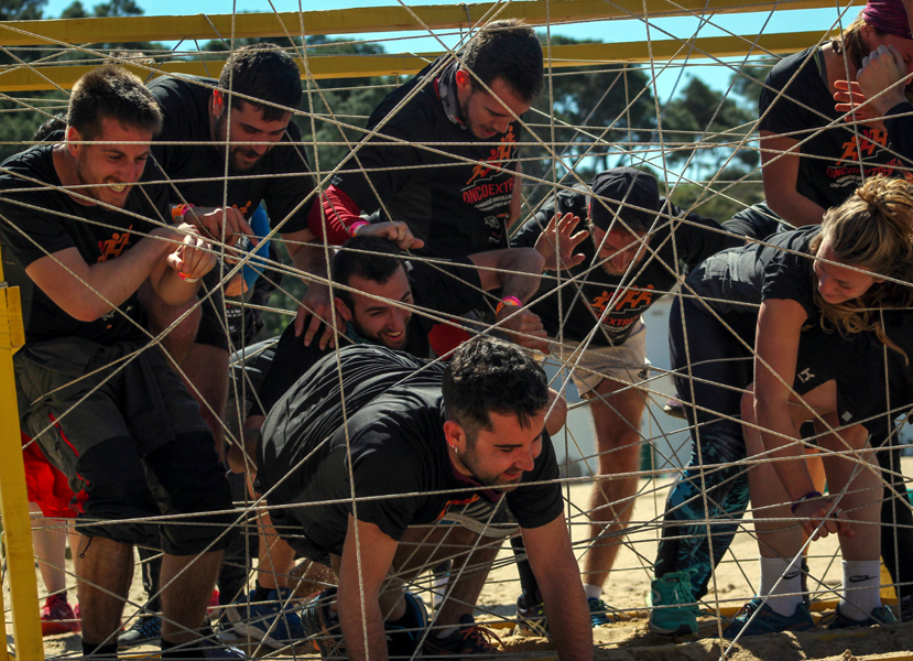 Participants de l'Oncoextreme atrapats en un dels obstacles de la prova. (Foto: Oncoextreme).