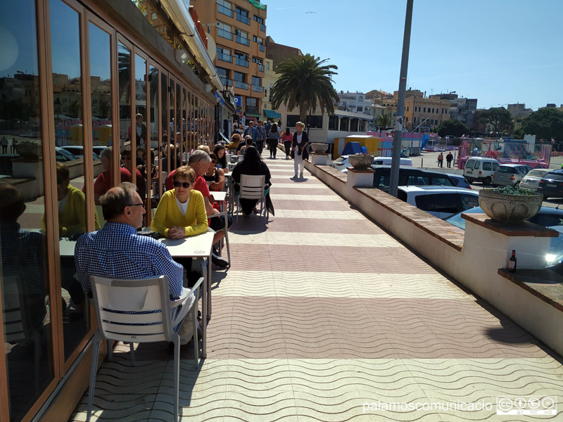 Turistes en una terrassa de Palamós, durant la Setmana Santa.