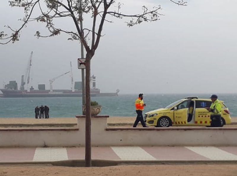 Efectius del SEM ahir a la platja. (Foto: Anna Garcia).