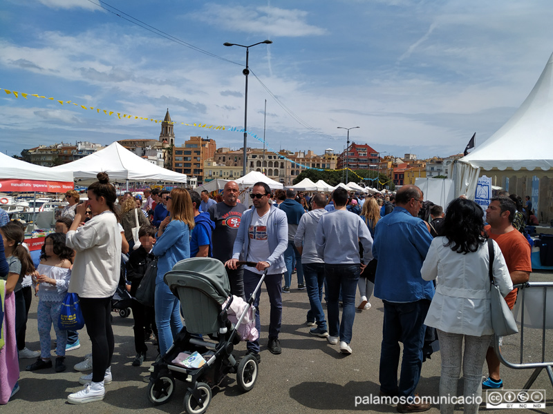 El Palamós Terra de Mar va aplegar molta gent al port.