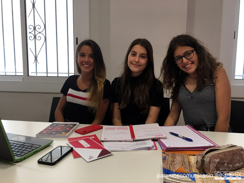 Estudiants de l'escola Vedruna i organitzadores de la cursa.