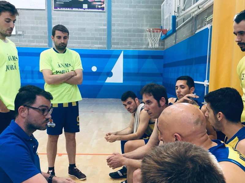 Sergio Menéndez, donant instruccions als seus jugadors. (Foto: CE Palamós).